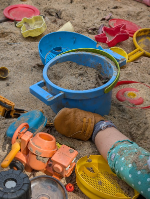 Im Sandkasten spielen